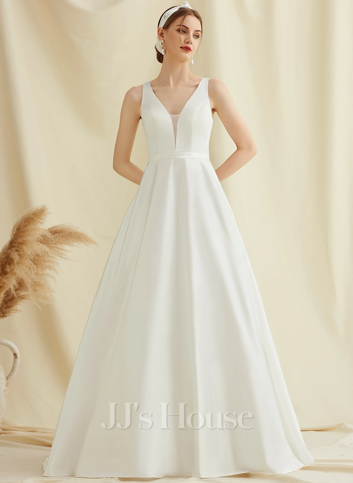 JJsHouse Robe Marquise/princesse Col V Balayage/pinceau Train Dentelle Satiné Robe De Mariée 4 JJsHouse Robe Marquise/princesse Col V Balayage/pinceau Train Dentelle Satiné Robe De Mariée – Image 4