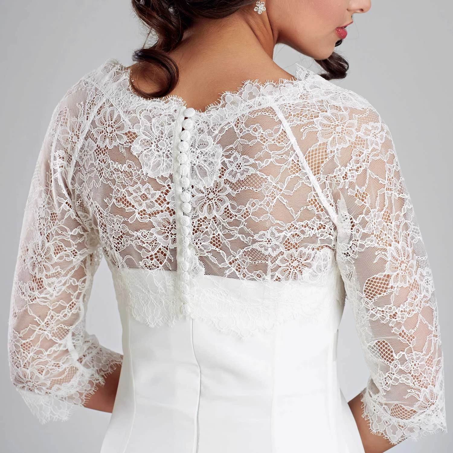 Boléro Mariée Dentelle Ivoire Boutonnage Dos Klara 2 Boléro Mariée Dentelle Ivoire Boutonnage Dos Klara – Image 2