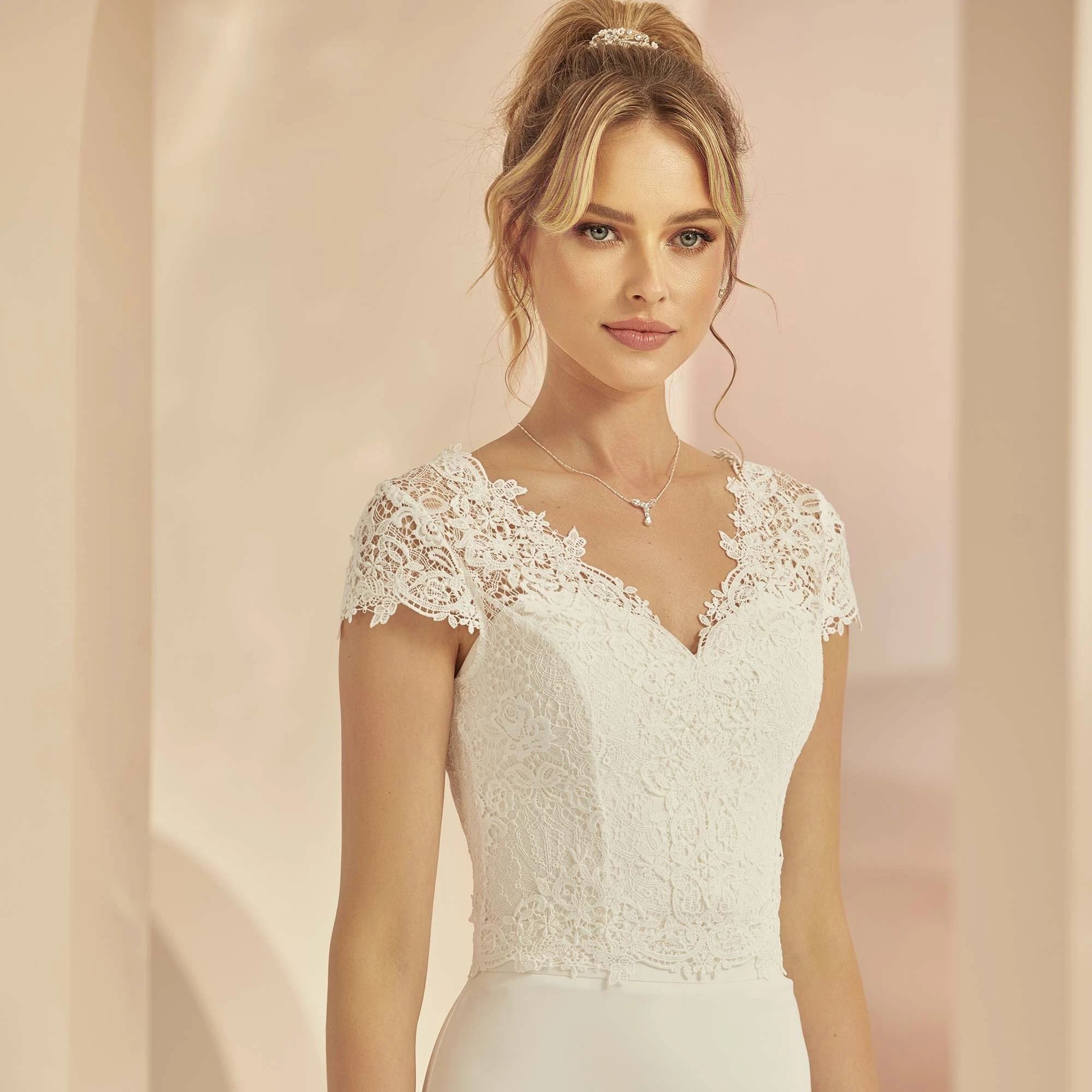 Boléro Mariée Dentelle Encolure En V E347 Bianco Evento 1 Boléro Mariée Dentelle Encolure En V E347 Bianco Evento