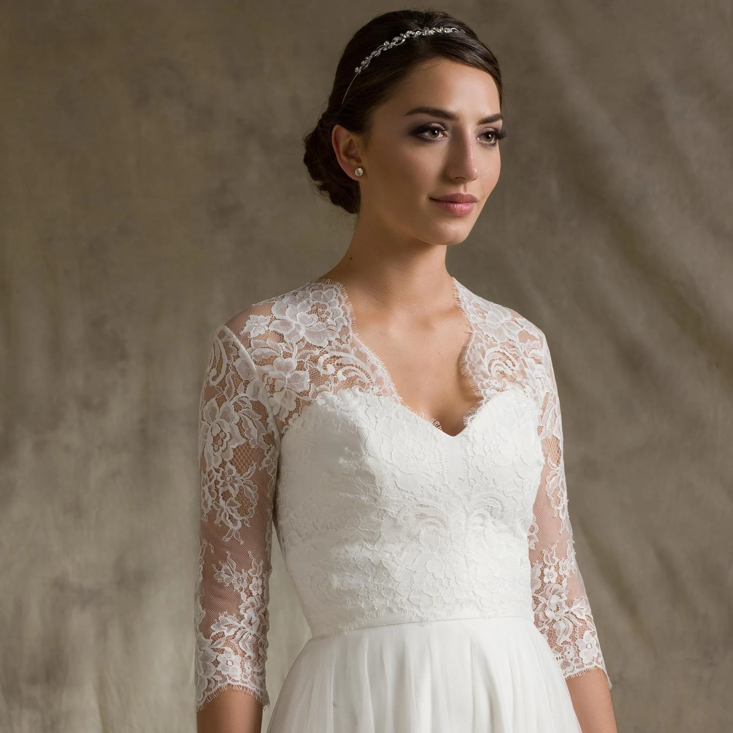 Boléro Mariée Dentelle Décolleté En V Silvia 1 Boléro Mariée Dentelle Décolleté En V Silvia