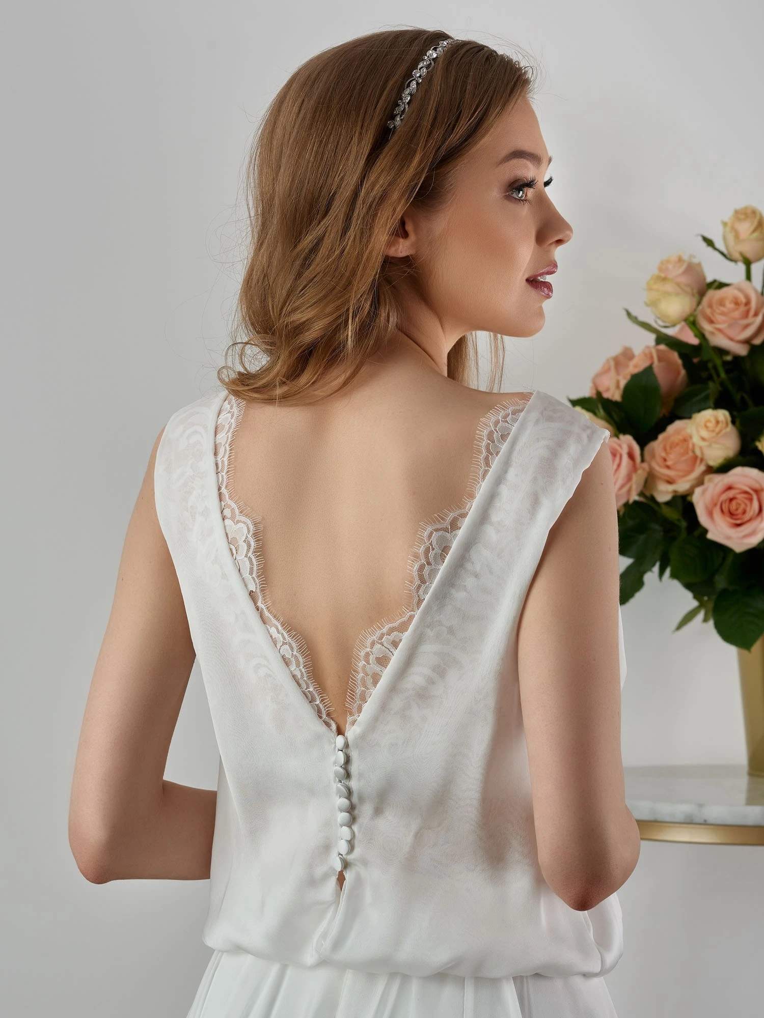 Boléro De Mariage En Soie Et Dentelle Française Iris 2 Boléro De Mariage En Soie Et Dentelle Française Iris – Image 2