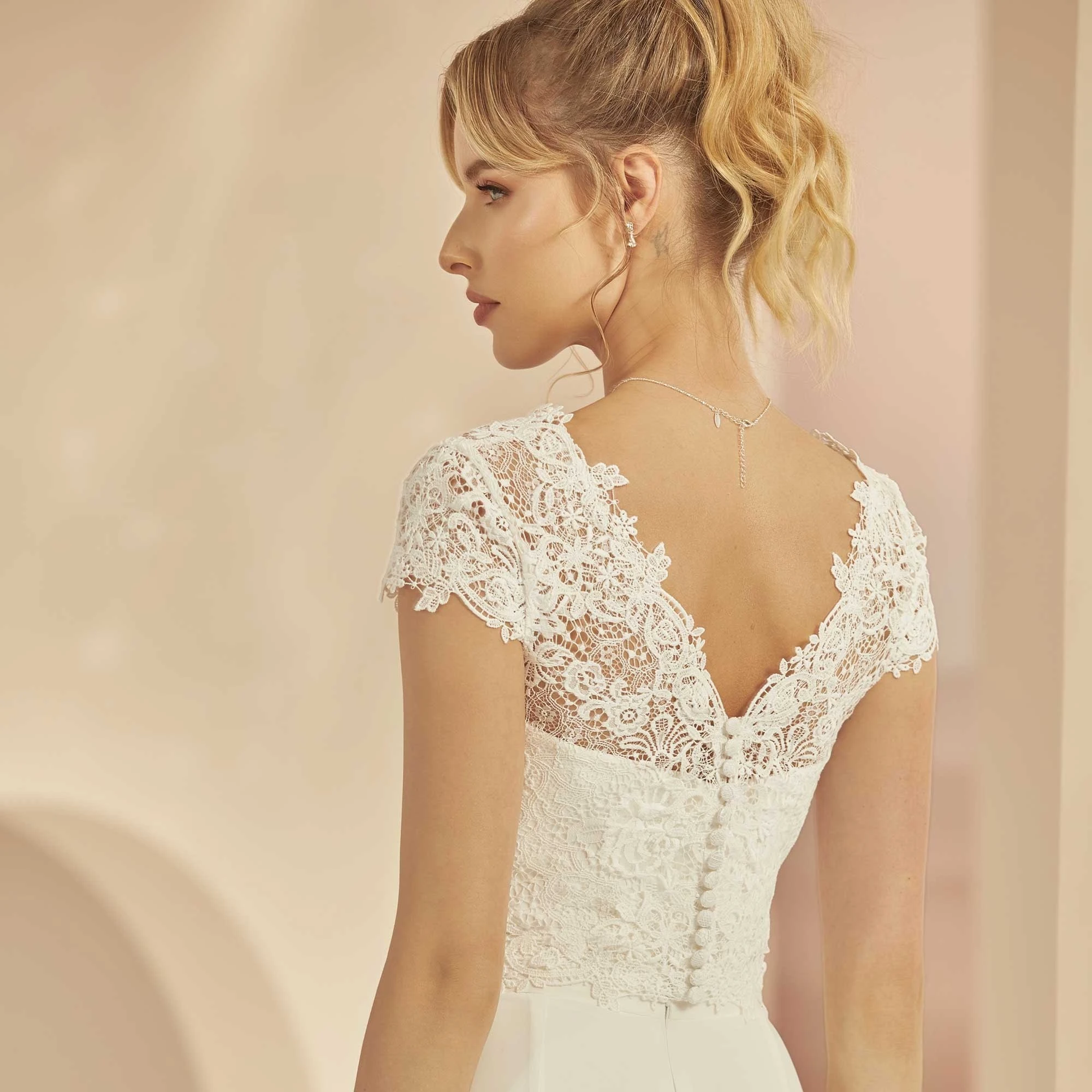 Boléro Mariée Dentelle Encolure En V E347 Bianco Evento 2 Boléro Mariée Dentelle Encolure En V E347 Bianco Evento – Image 2