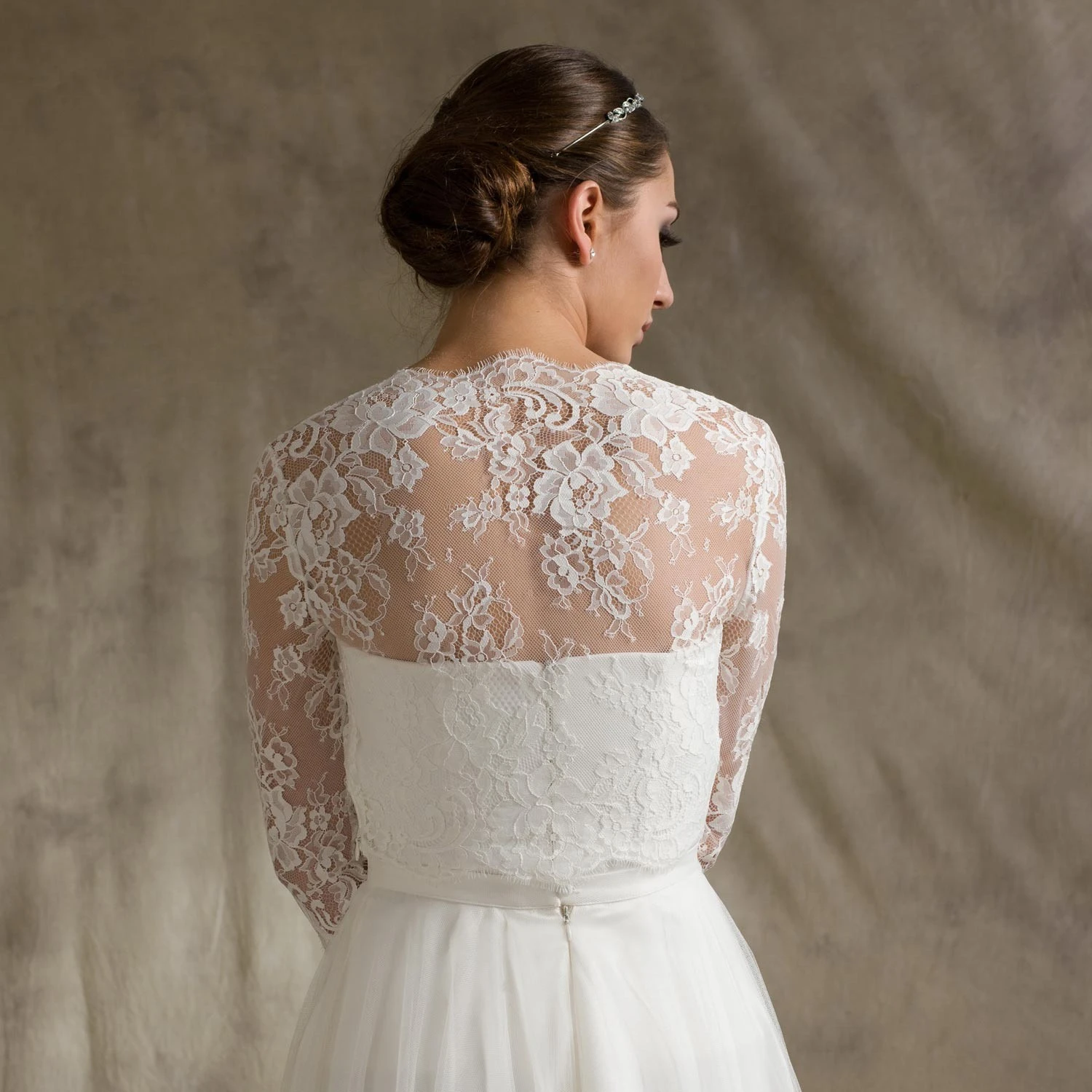 Boléro Mariée Dentelle Décolleté En V Silvia 2 Boléro Mariée Dentelle Décolleté En V Silvia – Image 2