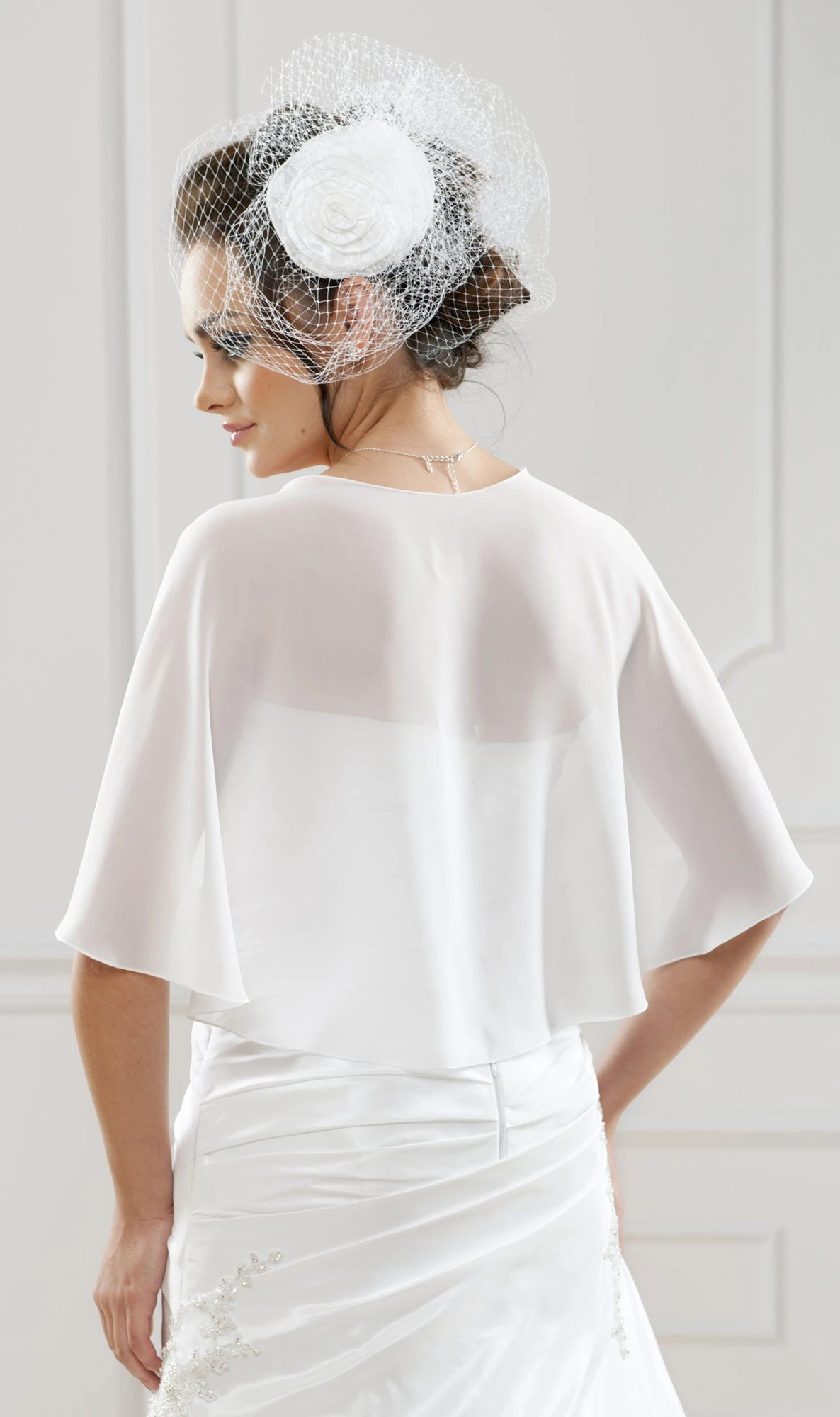 Châle De Mariée Arrondi En Mousseline Astrid 2 Châle De Mariée Arrondi En Mousseline Astrid – Image 2