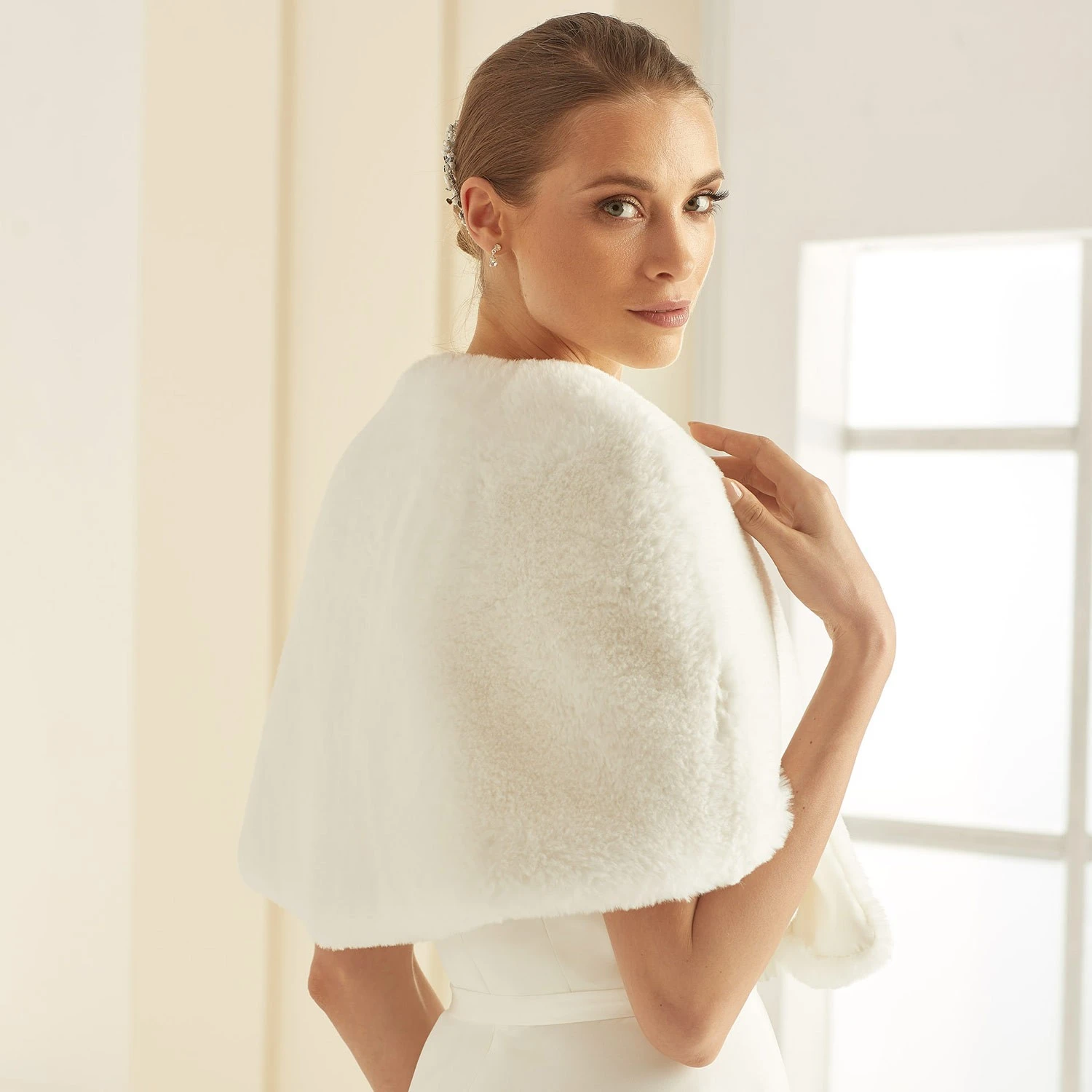 E306 - Bianco Evento – Cape Mariage Fausse Fourrure 2 E306 - Bianco Evento – Cape Mariage Fausse Fourrure – Image 2