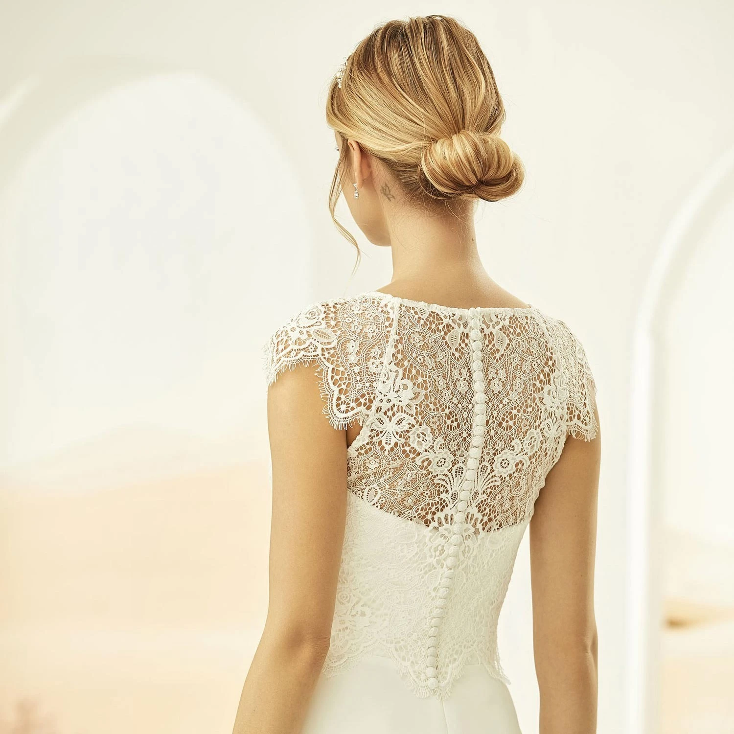 E323 - Bianco Evento - Boléro Mariée Dentelle Manches Courtes 2 E323 - Bianco Evento - Boléro Mariée Dentelle Manches Courtes – Image 2