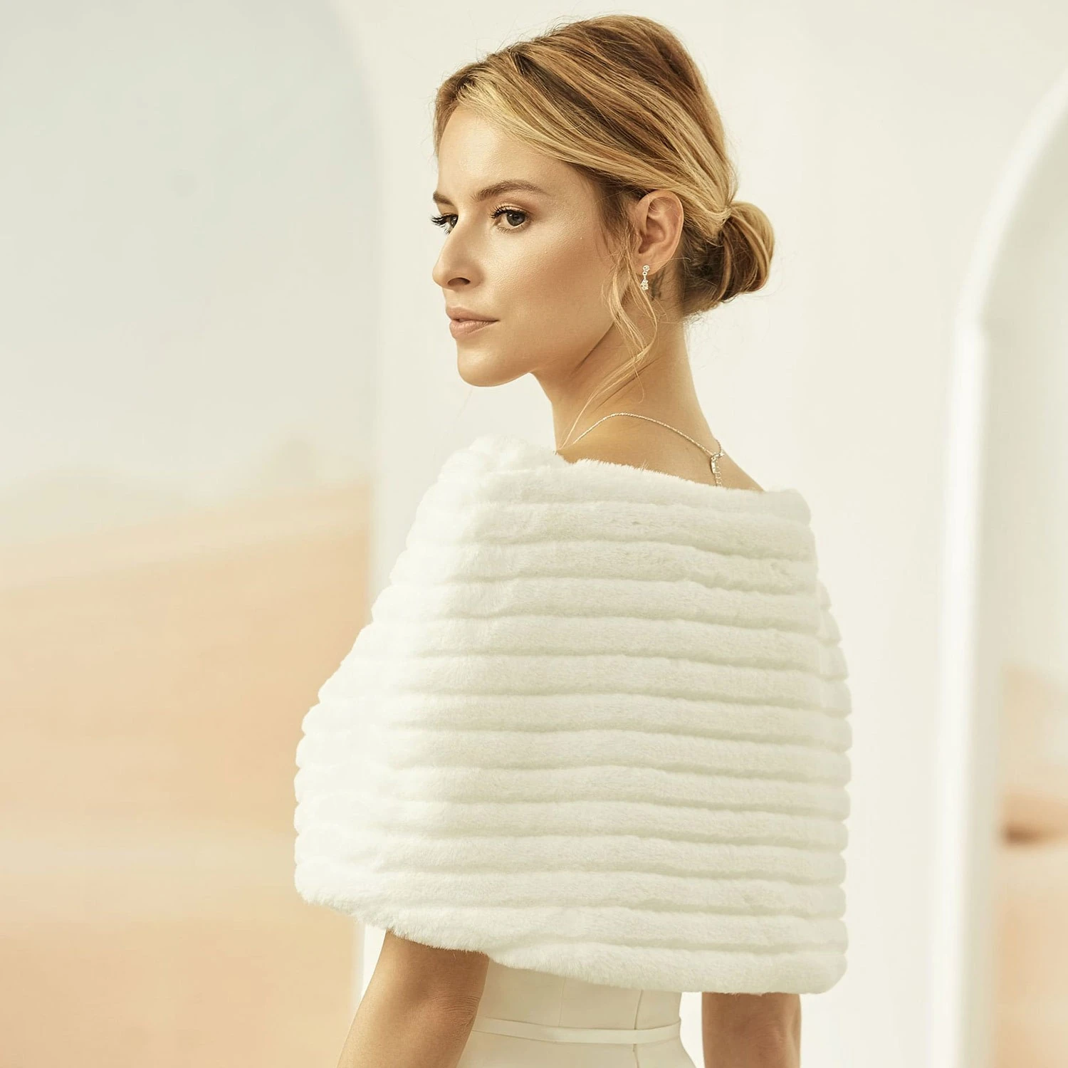 E329 - Bianco Evento - Cape Mariée Fausse Fourrure Ivoire 2 E329 - Bianco Evento - Cape Mariée Fausse Fourrure Ivoire – Image 2