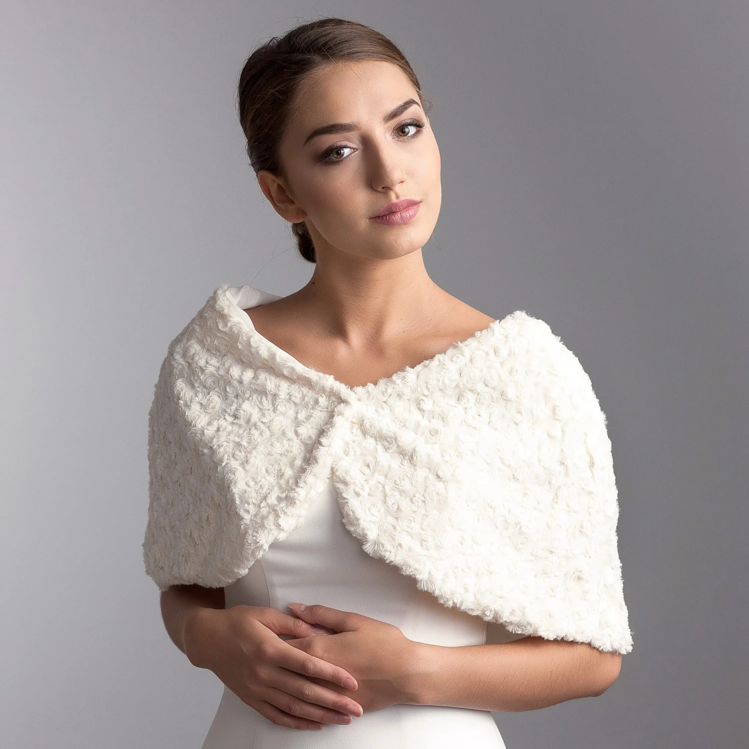 Cape Mariage En Fausse Fourrure Ivoire Ou Blanche Acilia 1 Cape Mariage En Fausse Fourrure Ivoire Ou Blanche Acilia