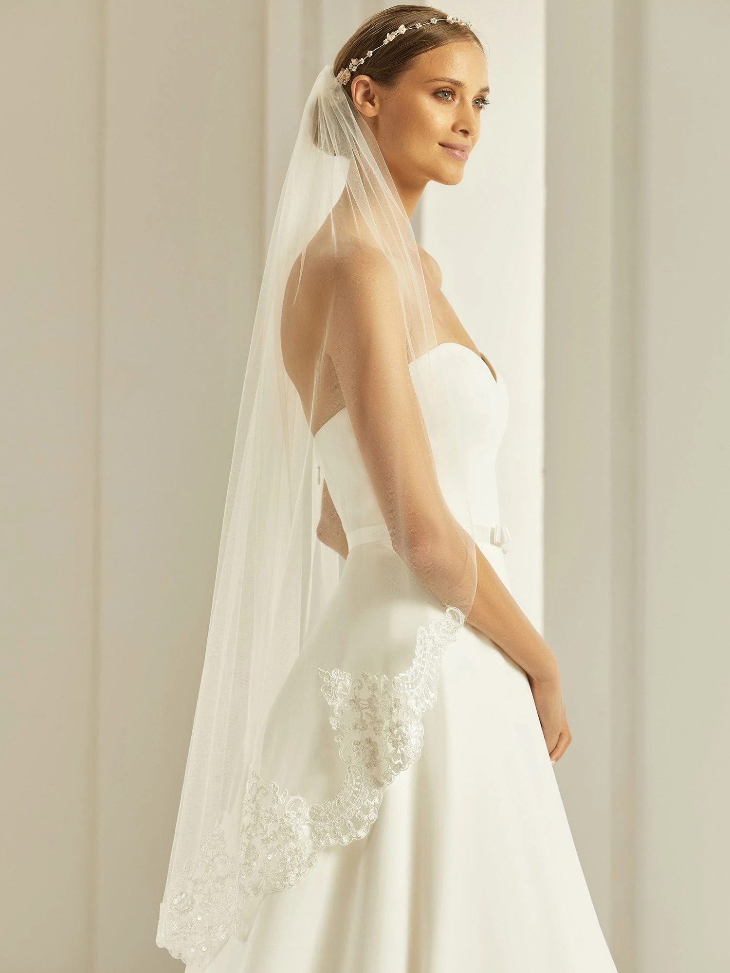 S286 - Bianco Evento Voile Mi Long Dentelle Perlée 1 S286 - Bianco Evento Voile Mi Long Dentelle Perlée