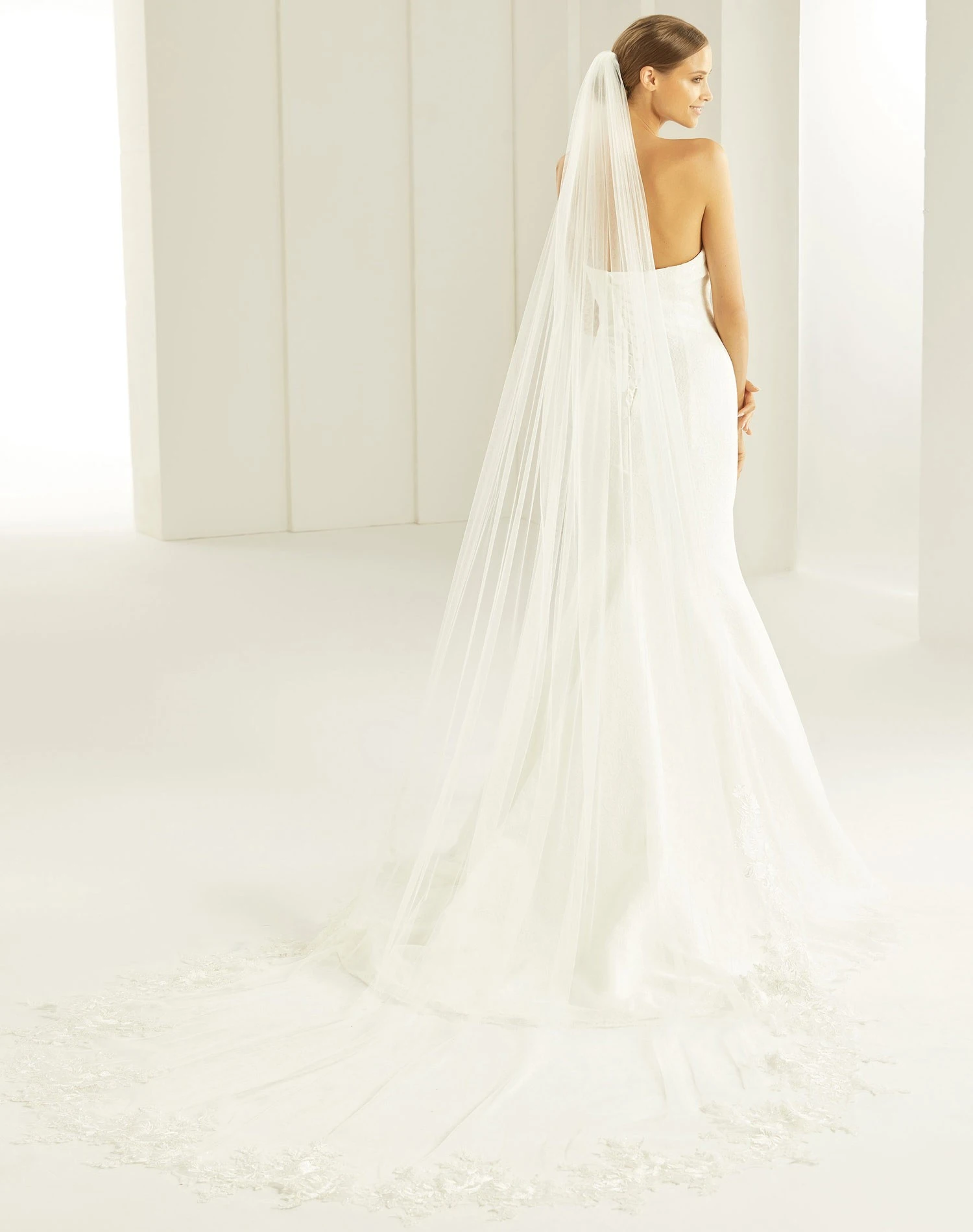 S307 - Bianco Evento Voile Très Long Bordure Dentelle 1 S307 - Bianco Evento Voile Très Long Bordure Dentelle